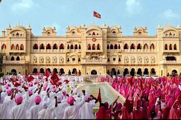 Unveiling Bollywood: Grand Tour of Iconic Real Sets & Their Story