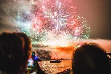 4-Hour Bowen Island Festival of Lights Boat Tour with Dinner from Vancouver