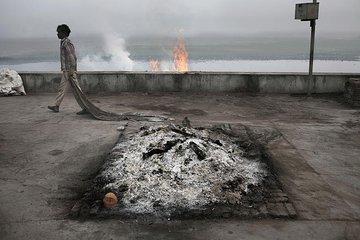 Explore the Temples and Ghats near the Taj Mahal