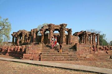 Jyotirlinga Journey: Indore to Omkareshwar Private Day Trip