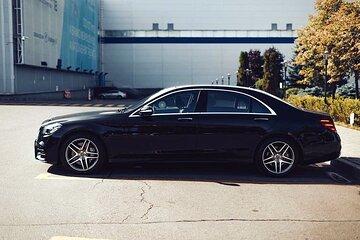 Departure Private Transfer: Detroit to Detroit Airport DTW in Business Car