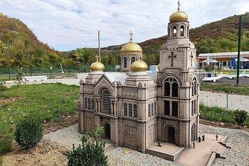 Guide and Entrance for the Mini Bulgaria Park near Veliko Tarnovo