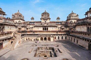 A Day Trip of Orchha from Khajuraho in Private Car with Guide
