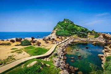 Keelung Shore Excursion: Yehliu Geopark, Jiufen, Houton Cat Village Private Tour