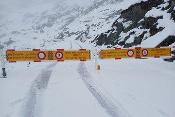 Snow Go Touch Experience and Waterfall Sightseeing Tour from Bern