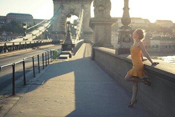 Iconic Moments at Chain Bridge Photoshoot Experience