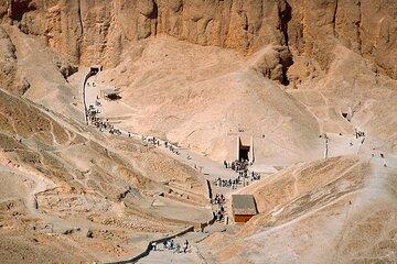 Valley of the Kings and Queens Guided Tour with Lunch from Luxor