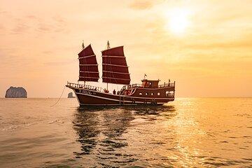 Private Group Tour on a Classic Junk Boat with BBQ Seafood Dinner
