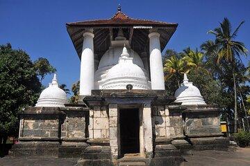 Three Tempels Tour with Peradeniya Garden Day Tour