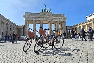 Guided bike tour in the middle of the city of Berlin