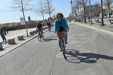 Guided bike tour in the middle of the city of Berlin