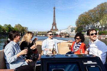 Private Boat Tour in Paris with Rosé and Macarons