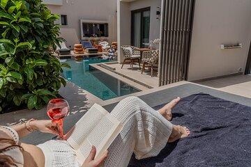 Fira: Spa break for 3-4 friends, Pool access, wine & fruits