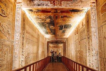 Luxor East & West Bank Wonders: Guided Day Tour with Egyptologist