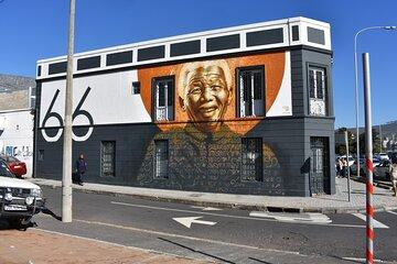 Art and Wine Bubbly Tour with a local Artist in Cape Town