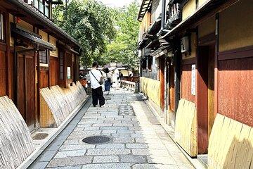 Kyoto: Yasaka Shrine, Gion & Nishiki Market Walking Tour