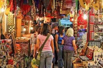 Mumbai Shopping Tour: Your Guide to Indian Traditional Shopping