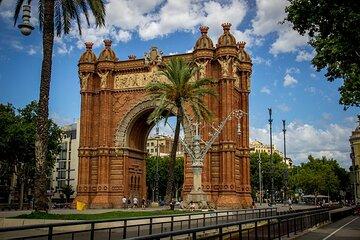 Barcelona Private Airport Transfer with 1-Hour City Highlights