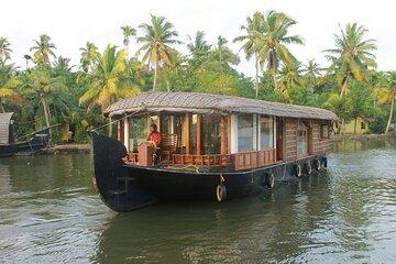 5 Days Kerala Luxury Tour Hills Beaches Houseboat and Heritage