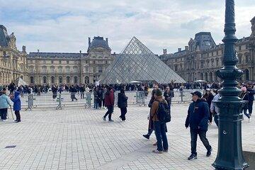 Private Full-Day Paris Tour with Chauffeur in Minivan