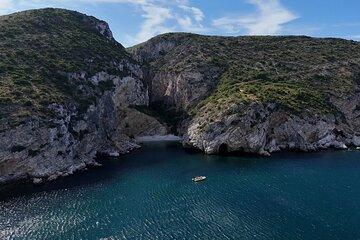 Boat tour of the Bayes and Caves in Sesimbra