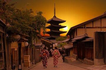 Kyoto: Gion Night Walking Tour with Geisha Insight