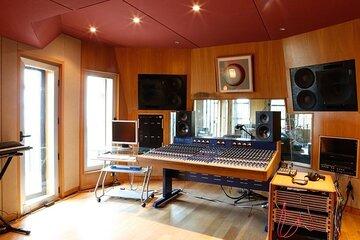 Make Your Own Song in Hollywood with a Grammy Considered Pianist