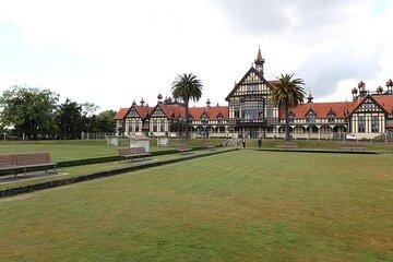 Taupō to Auckland via Rotorua and Hobbiton