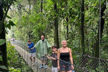 Explora la Selva Tropical:Puentes Colgantes y Catarata La Fortuna