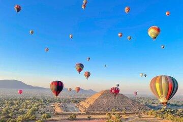 Luxury hot air balloon ride in Teotihuacan and signature dinner