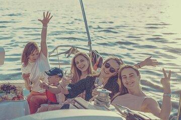 Kelowna Boat Hire Waves and Wines Boat Tour