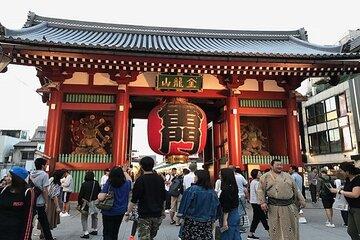 Meet Asakusa with an experienced Japanese guide.