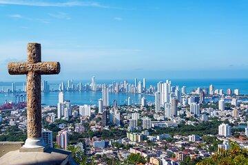 Cartagena: Chiva Party Bus with Music & Landmarks