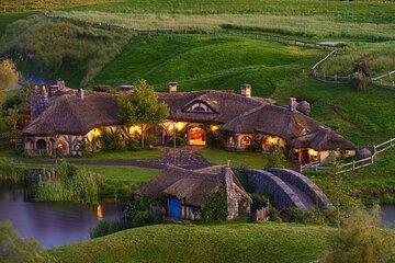 From Auckland- Hobbiton Movie Set & Te Puia Small Group Day Tour
