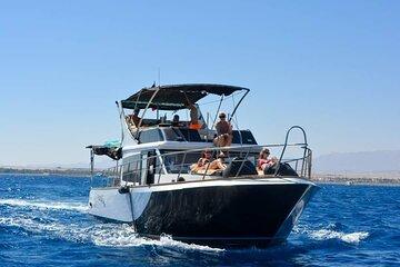 Private yacht rental in Soma Bay