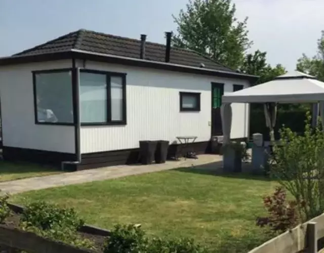 Verzorgd chalet in de Betuwe op park met natuurbad