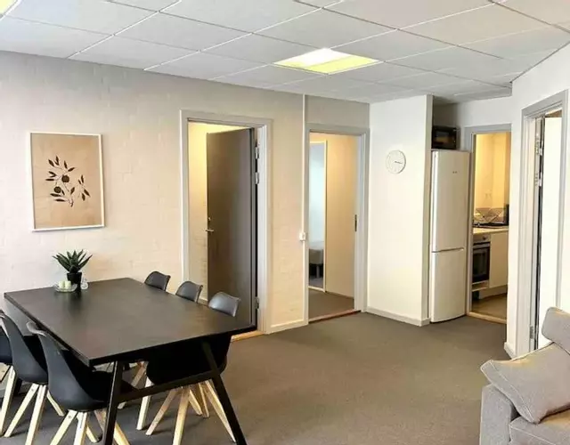 City 6-bedroom, private parking.