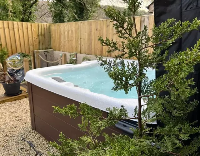 Hot tub Retreat In The Valley's Of South Wales