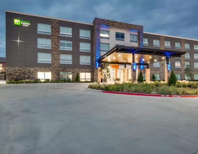 Holiday Inn Express & Suites Dallas North - Addison by IHG