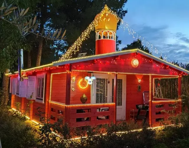 Refugio madera estilo árabe con estatuas, estanques y un pequeño zoo