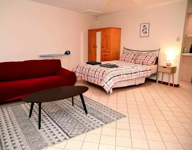 Spacious studio in AliceSprings QueenBed+KSAirbed