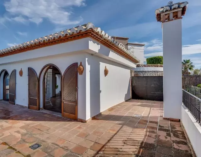 Casa tradicional con bonito jardín
