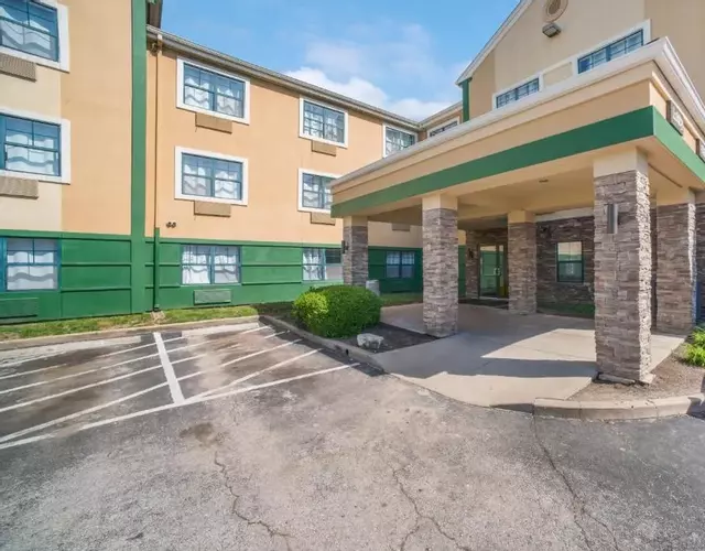 HomeTowne Studios by Red Roof St. Louis - Airport/N Lindbergh