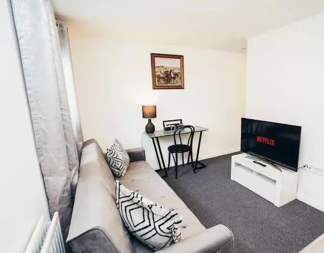 Snug 1BR Apt, Self Check In, Parking, By DerBnB