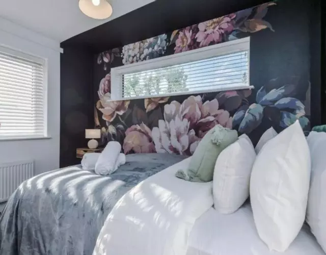 Stylish 4 Bedroom House, Sleeps 7, Free Parking & Wi-FI