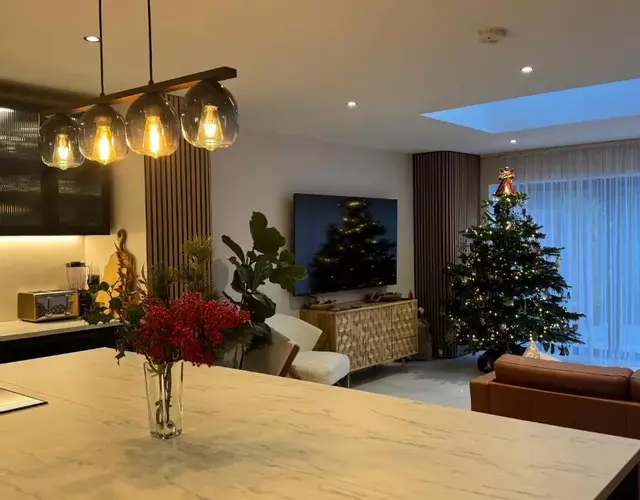 Modern Luxury Home with Spacious Garden close to Warner Bros Studio