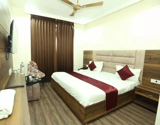 Hotel KANDA CONTINENTAL 50 Mtr from golden temple