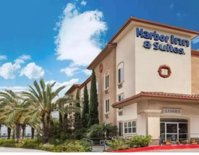 Harbor Inn & Suites
