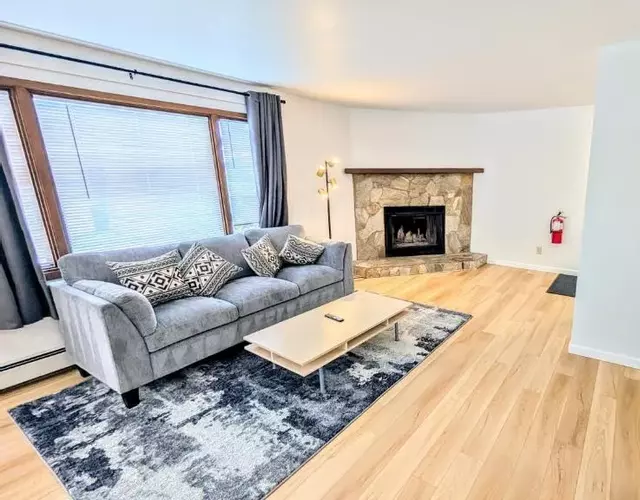 Spacious Downtown 2-bdrm Apartment