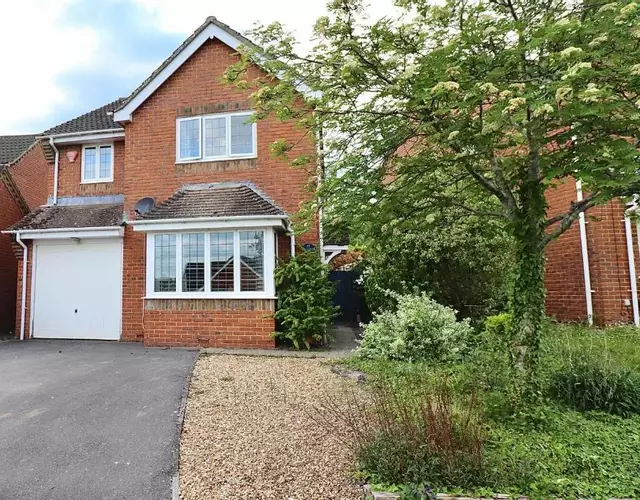 Spacious 4 Bed House in Winchester with Parking and Garden